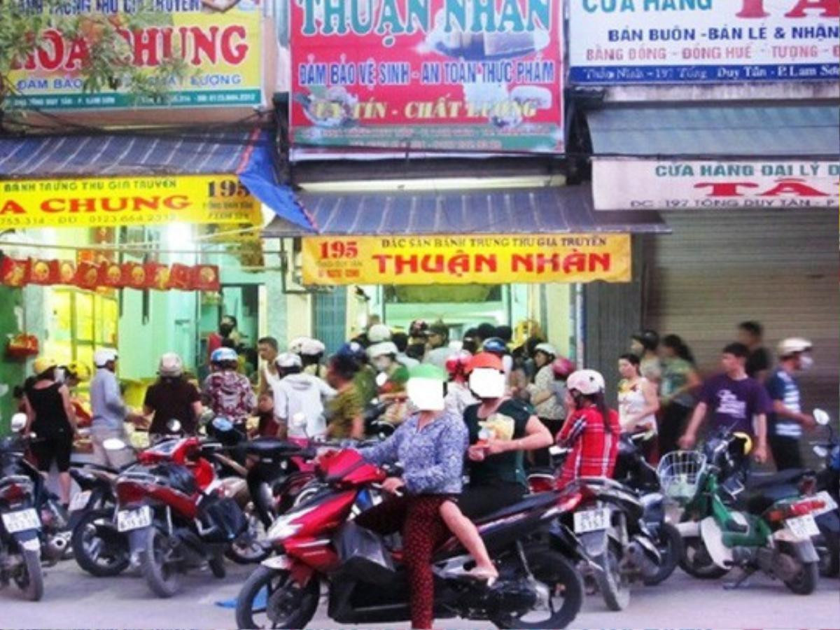 Đi mua bánh trung thu cùng con trai, người đàn ông bị 6 kẻ bịt mặt chém liên tiếp Ảnh 1