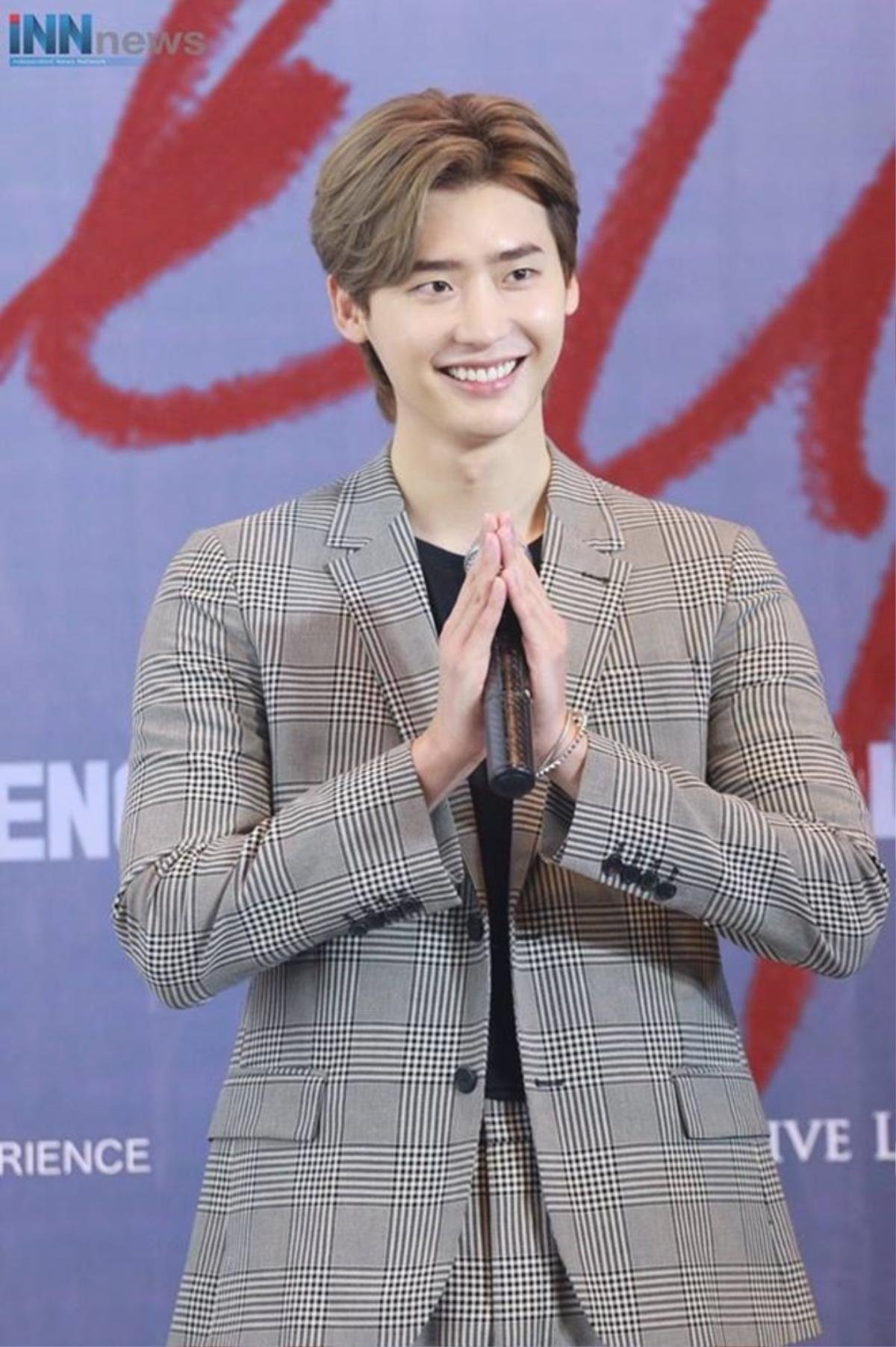 Netizen Thái bấn loạn vì chàng fanboy 'quen quen' này tại fanmeeting của Lee Jong Suk Ảnh 1