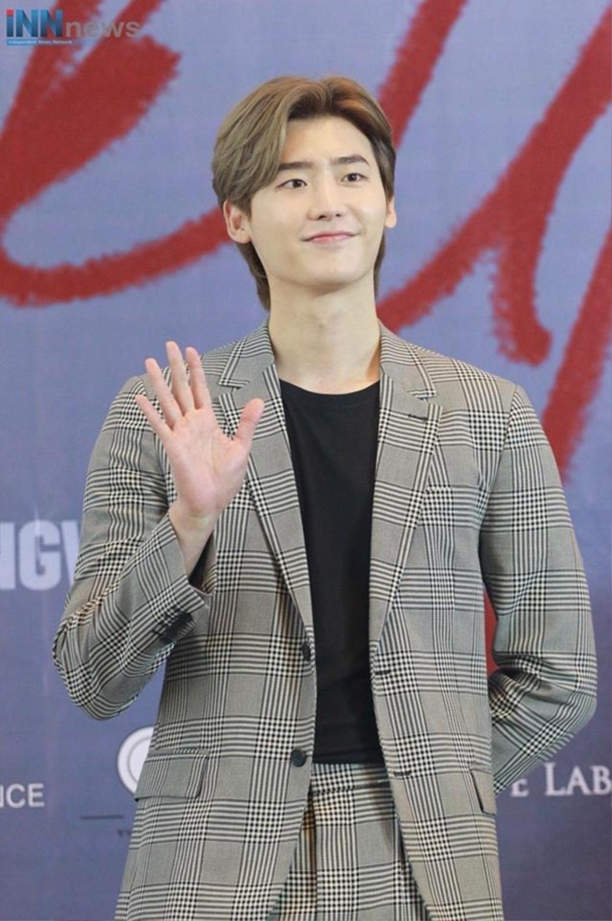 Netizen Thái bấn loạn vì chàng fanboy 'quen quen' này tại fanmeeting của Lee Jong Suk Ảnh 3