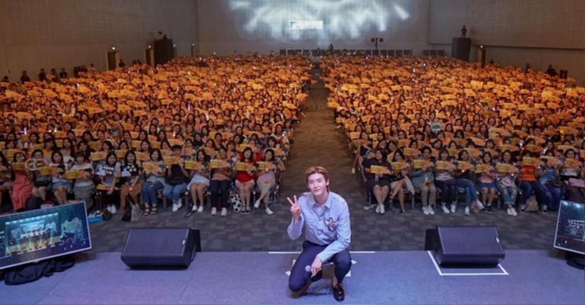 Netizen Thái bấn loạn vì chàng fanboy 'quen quen' này tại fanmeeting của Lee Jong Suk Ảnh 13