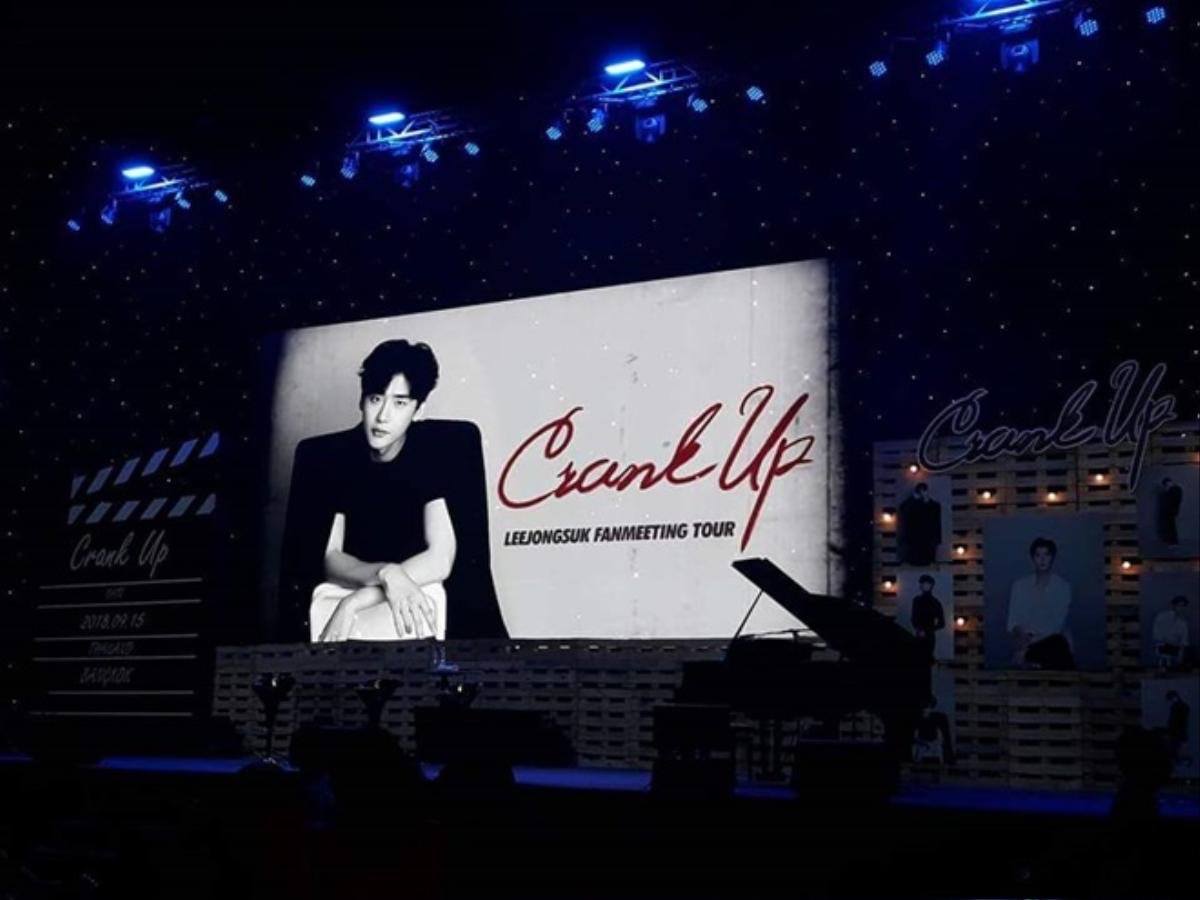 Netizen Thái bấn loạn vì chàng fanboy 'quen quen' này tại fanmeeting của Lee Jong Suk Ảnh 5