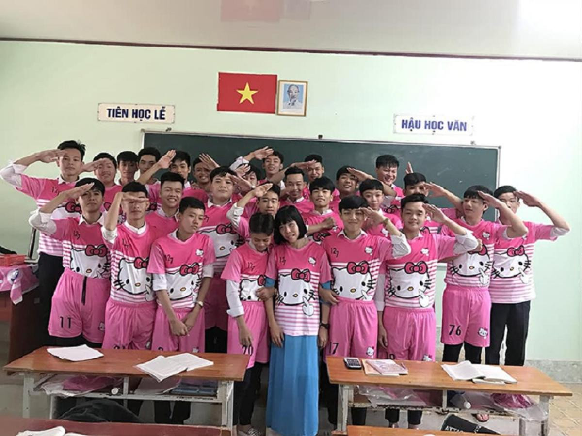 Chọn luôn áo lớp màu hồng Hello Kitty, teen Vĩnh Long thể hiện độ 'chơi lầy' Ảnh 2