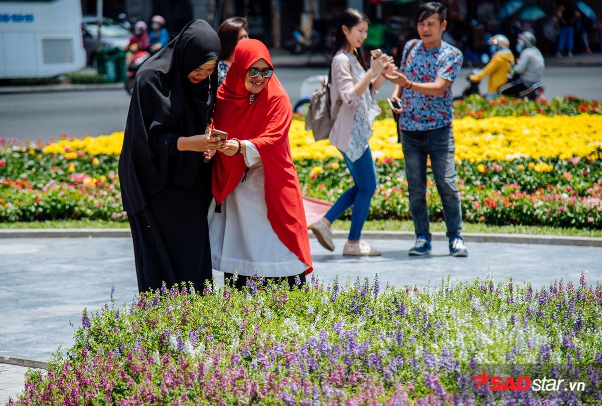 Vườn hoa hàng nghìn bông trước nhà thờ Đức Bà nở rộ, khách tham quan nườm nượp kéo nhau chụp hình Ảnh 9