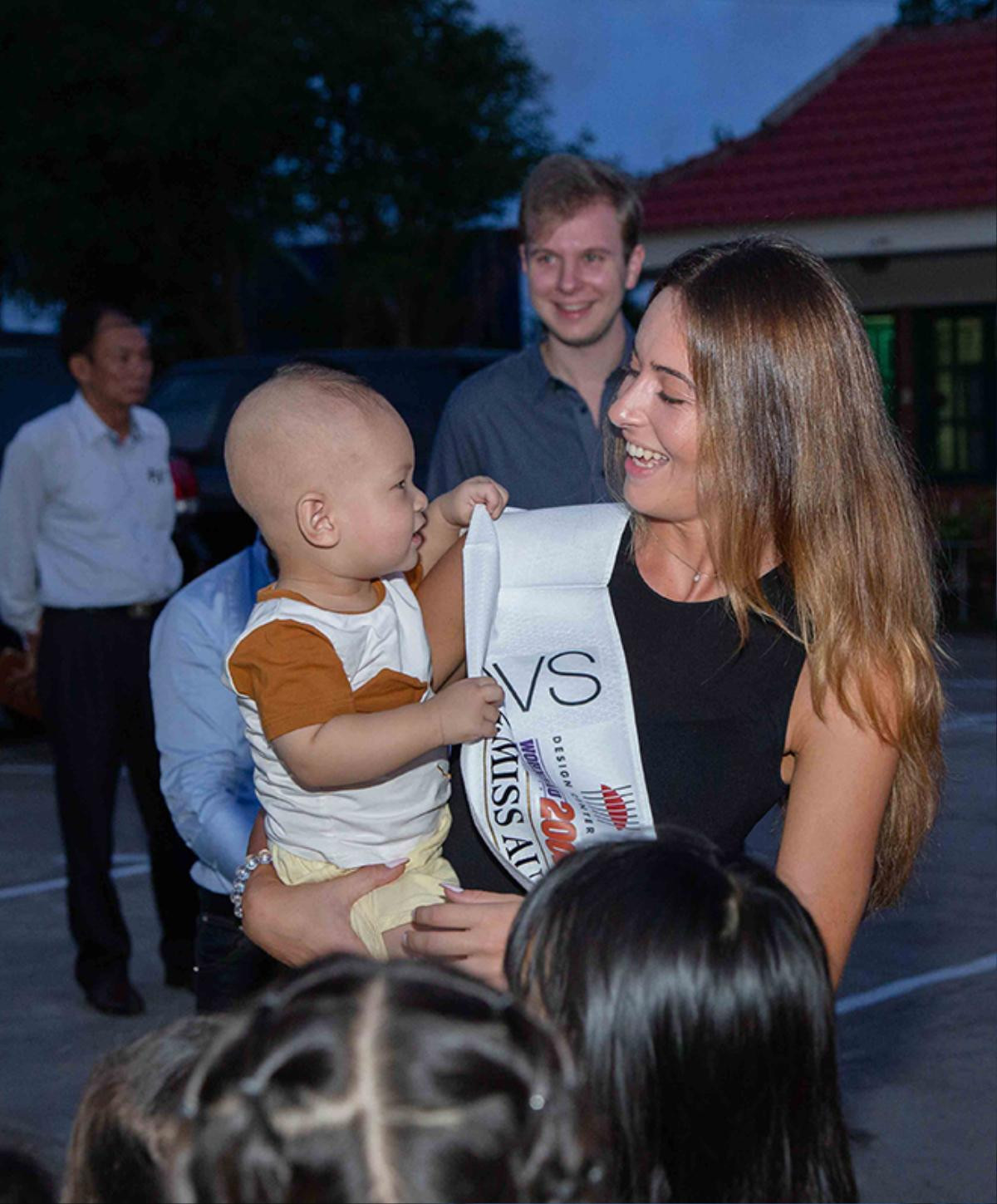 Tân Hoa hậu Áo 2018 Daniela Zivkov: Không thể tin được Áo dài lại đẹp như thế! Ảnh 10