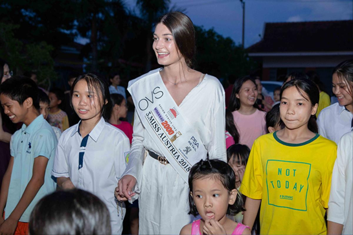 Tân Hoa hậu Áo 2018 Daniela Zivkov: Không thể tin được Áo dài lại đẹp như thế! Ảnh 8