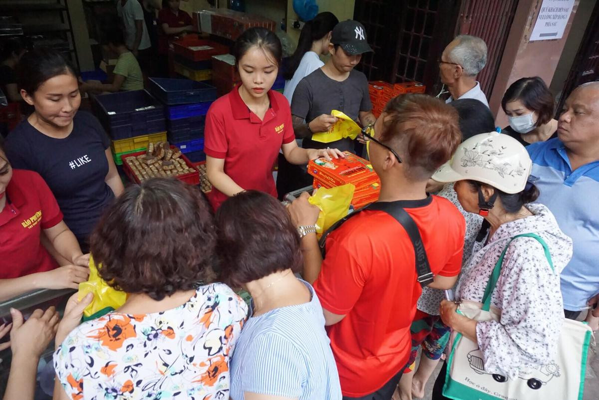 Làm không kịp hàng bán, bánh trung thu Bảo Phương chỉ có một loại duy nhất, khách xếp hàng chờ cả tiếng đồng hồ Ảnh 3