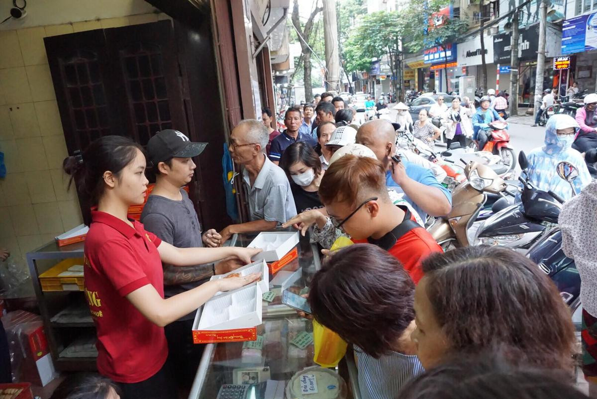 Làm không kịp hàng bán, bánh trung thu Bảo Phương chỉ có một loại duy nhất, khách xếp hàng chờ cả tiếng đồng hồ Ảnh 1