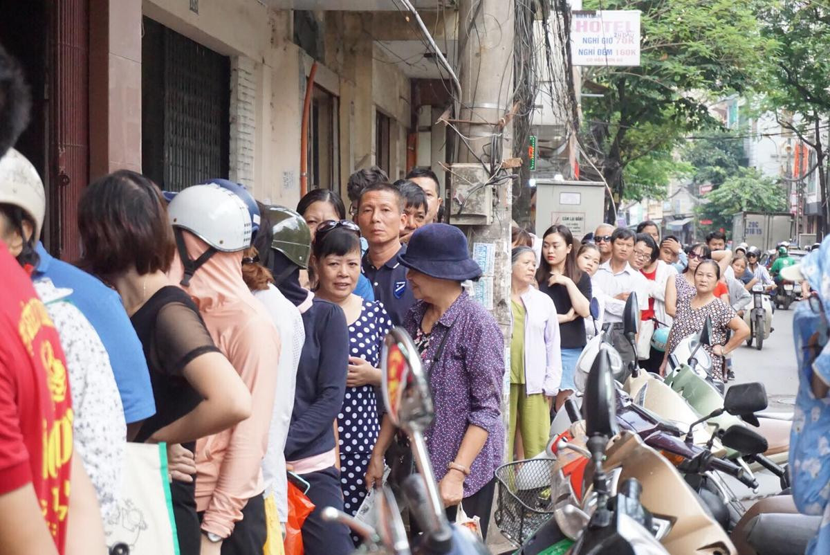 Làm không kịp hàng bán, bánh trung thu Bảo Phương chỉ có một loại duy nhất, khách xếp hàng chờ cả tiếng đồng hồ Ảnh 2