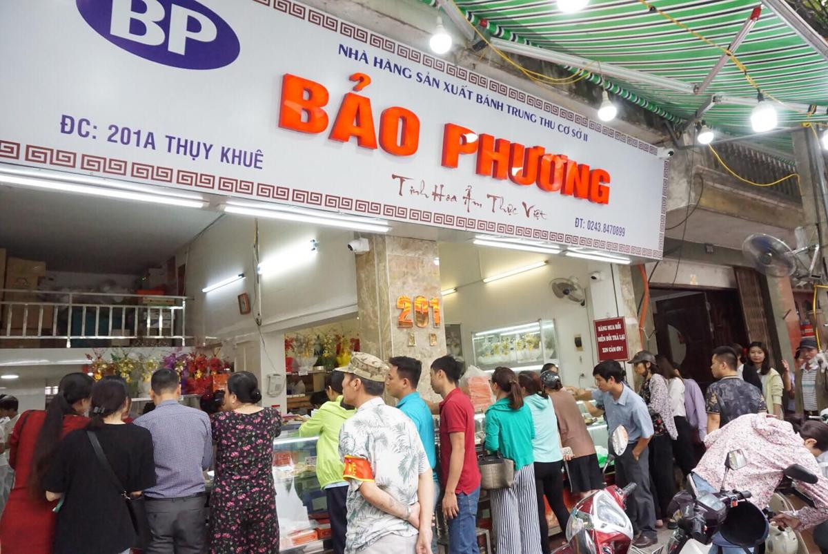 Làm không kịp hàng bán, bánh trung thu Bảo Phương chỉ có một loại duy nhất, khách xếp hàng chờ cả tiếng đồng hồ Ảnh 8