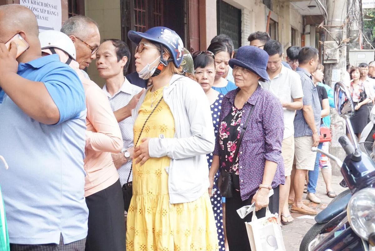 Làm không kịp hàng bán, bánh trung thu Bảo Phương chỉ có một loại duy nhất, khách xếp hàng chờ cả tiếng đồng hồ Ảnh 4