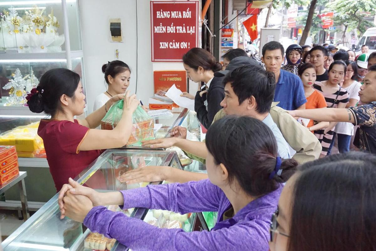 Làm không kịp hàng bán, bánh trung thu Bảo Phương chỉ có một loại duy nhất, khách xếp hàng chờ cả tiếng đồng hồ Ảnh 9