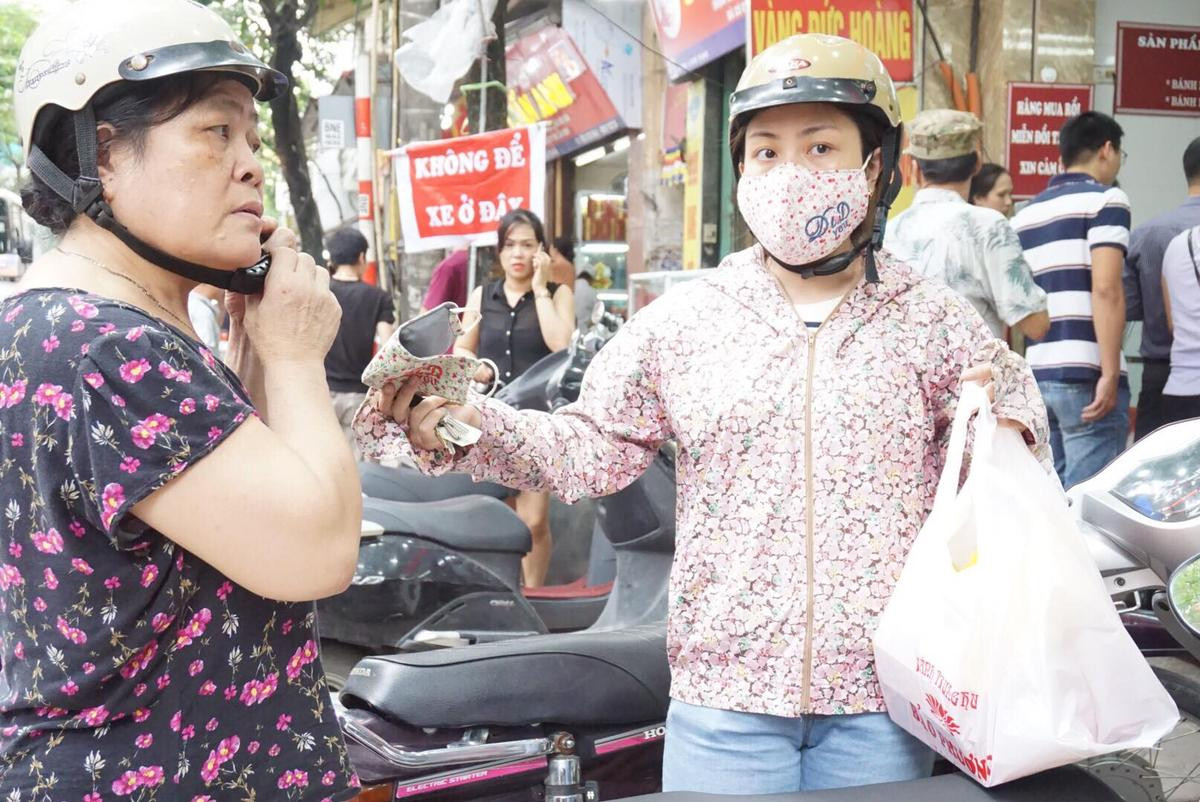 Làm không kịp hàng bán, bánh trung thu Bảo Phương chỉ có một loại duy nhất, khách xếp hàng chờ cả tiếng đồng hồ Ảnh 14