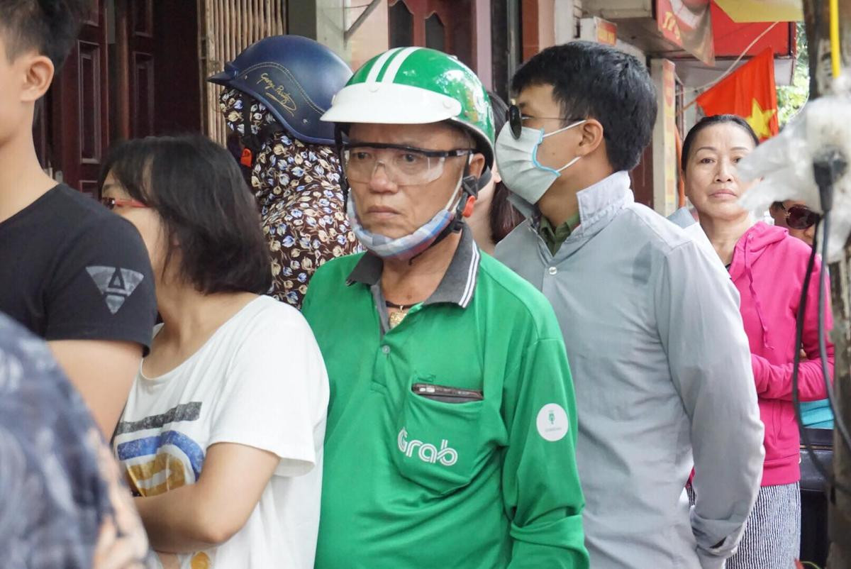 Làm không kịp hàng bán, bánh trung thu Bảo Phương chỉ có một loại duy nhất, khách xếp hàng chờ cả tiếng đồng hồ Ảnh 16