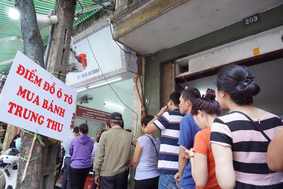 Làm không kịp hàng bán, bánh trung thu Bảo Phương chỉ có một loại duy nhất, khách xếp hàng chờ cả tiếng đồng hồ Ảnh 17