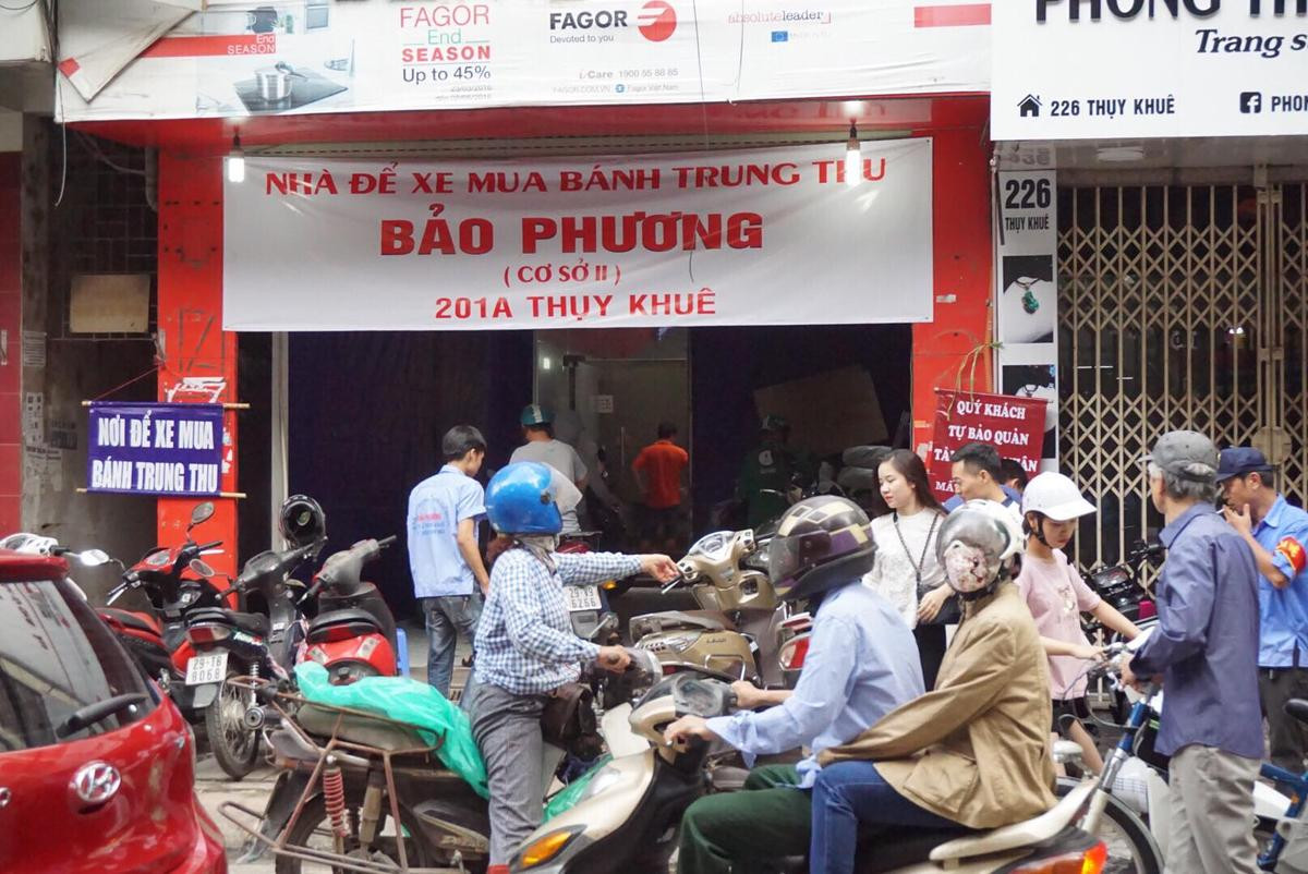 Làm không kịp hàng bán, bánh trung thu Bảo Phương chỉ có một loại duy nhất, khách xếp hàng chờ cả tiếng đồng hồ Ảnh 18