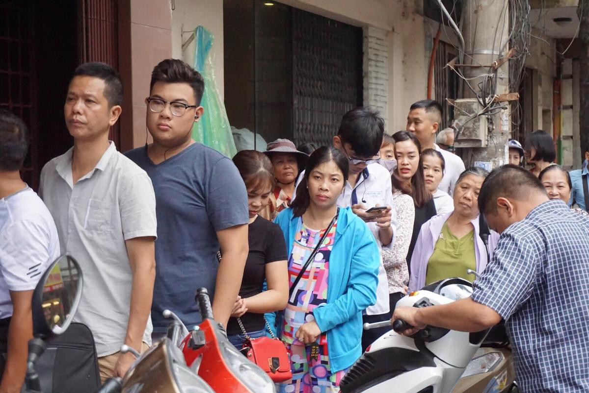 Làm không kịp hàng bán, bánh trung thu Bảo Phương chỉ có một loại duy nhất, khách xếp hàng chờ cả tiếng đồng hồ Ảnh 5