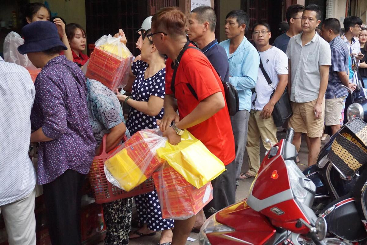 Làm không kịp hàng bán, bánh trung thu Bảo Phương chỉ có một loại duy nhất, khách xếp hàng chờ cả tiếng đồng hồ Ảnh 6