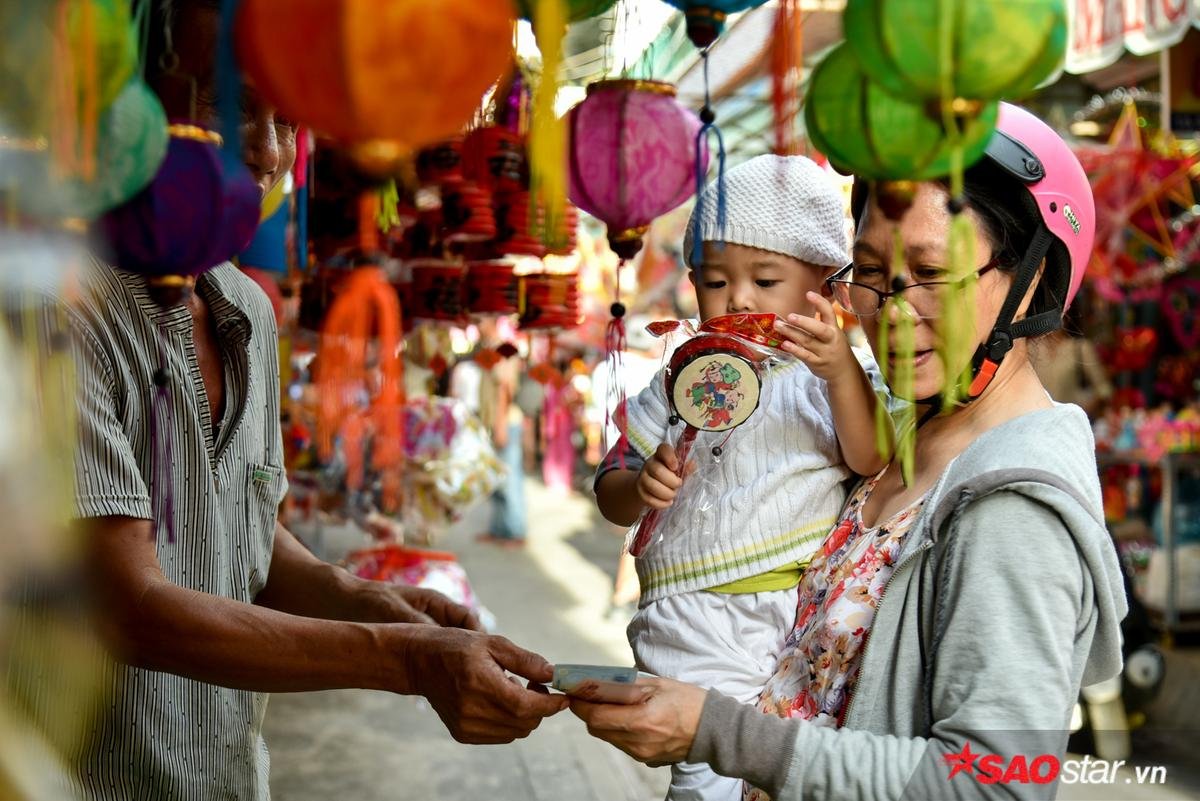 Thương lái ở phố lồng đèn Sài Gòn tươi cười trước cảnh buôn bán tấp nập: “Không còn phải tự tay đốt lồng đèn như mọi năm nữa” Ảnh 6