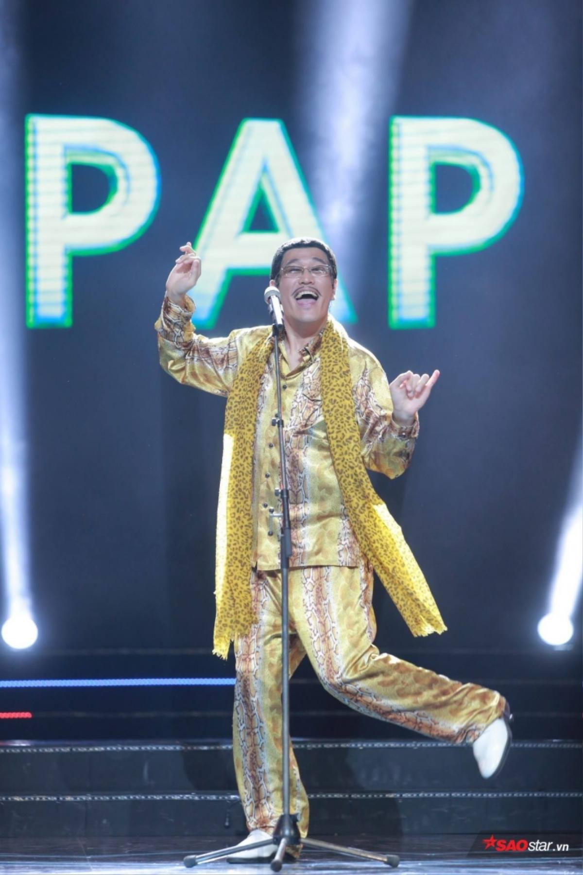 Clip: Chủ nhân hit 'Pen Pineapple Apple Pen' nói 'Anh-yêu-em' với Đông Nhi và phản ứng 'ngượng chín mặt' từ cô nàng Ảnh 2