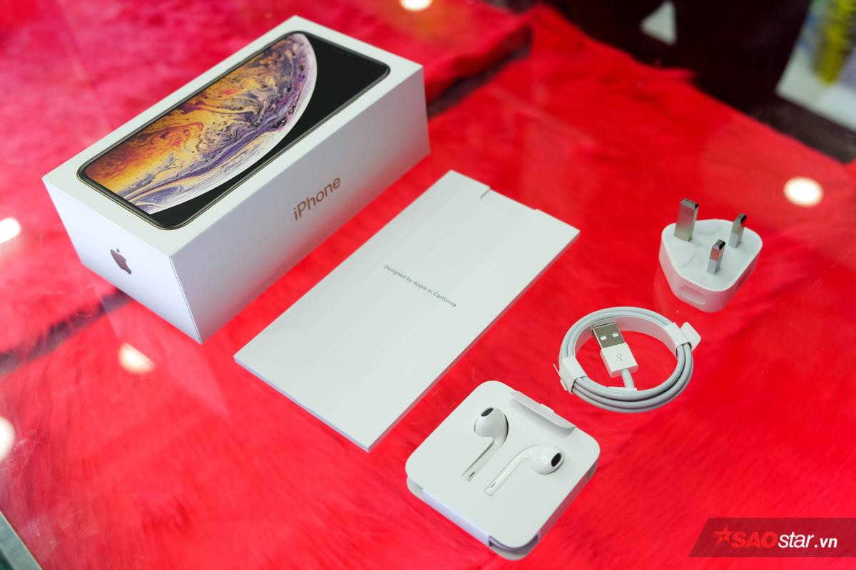 Cận cảnh iPhone Xs Max vàng đầu tiên tại Việt Nam, giá lên tới 79 triệu đồng Ảnh 2