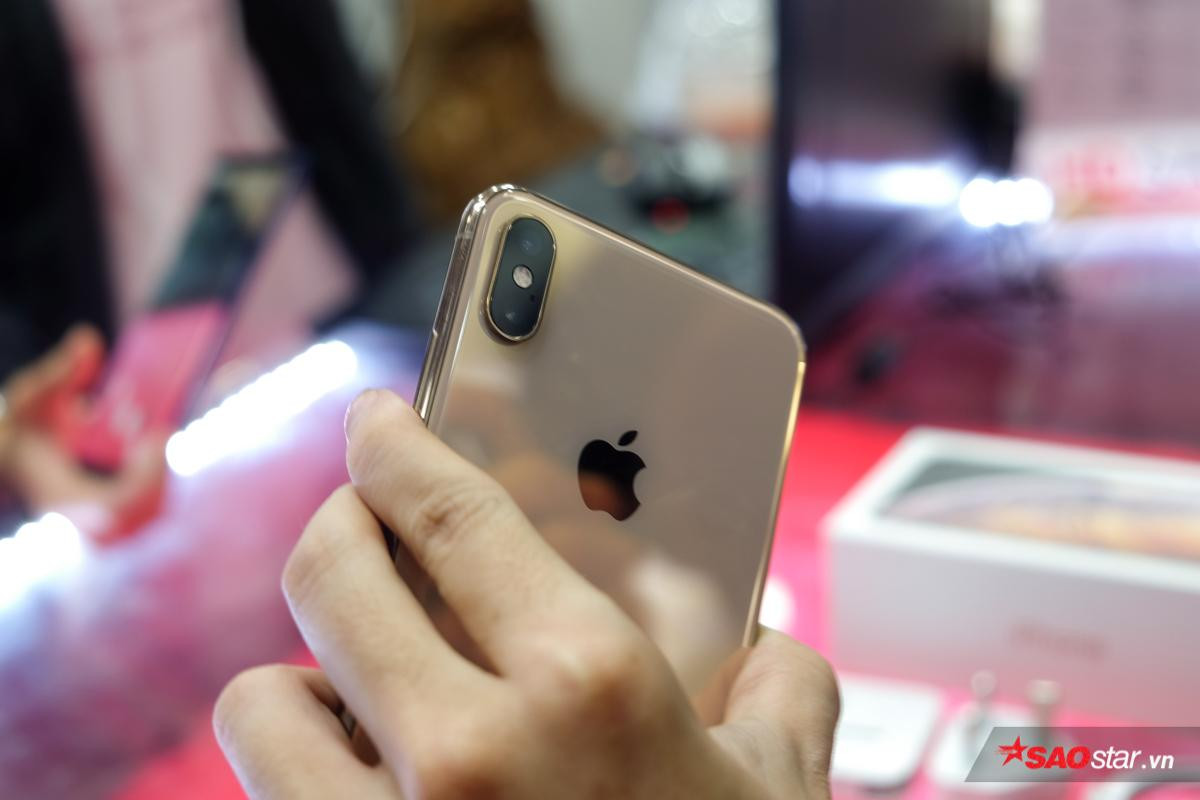 Cận cảnh iPhone Xs Max vàng đầu tiên tại Việt Nam, giá lên tới 79 triệu đồng Ảnh 9