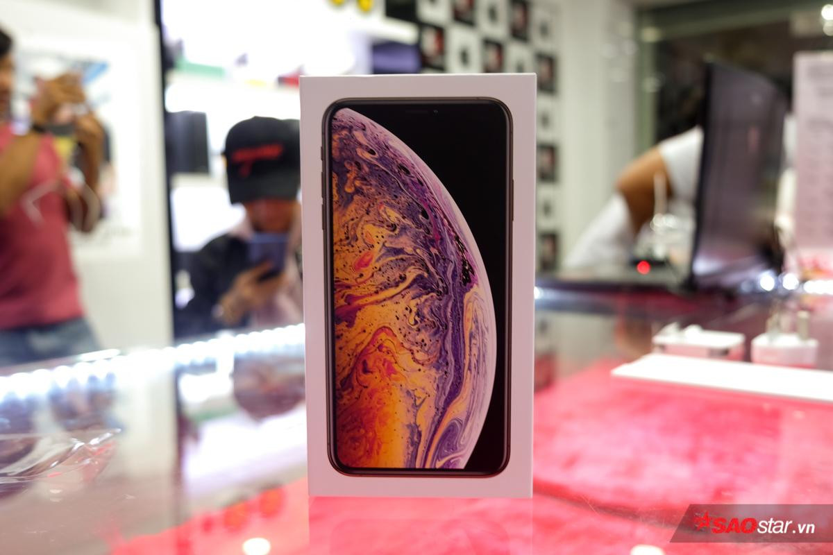 Cận cảnh iPhone Xs Max vàng đầu tiên tại Việt Nam, giá lên tới 79 triệu đồng Ảnh 1