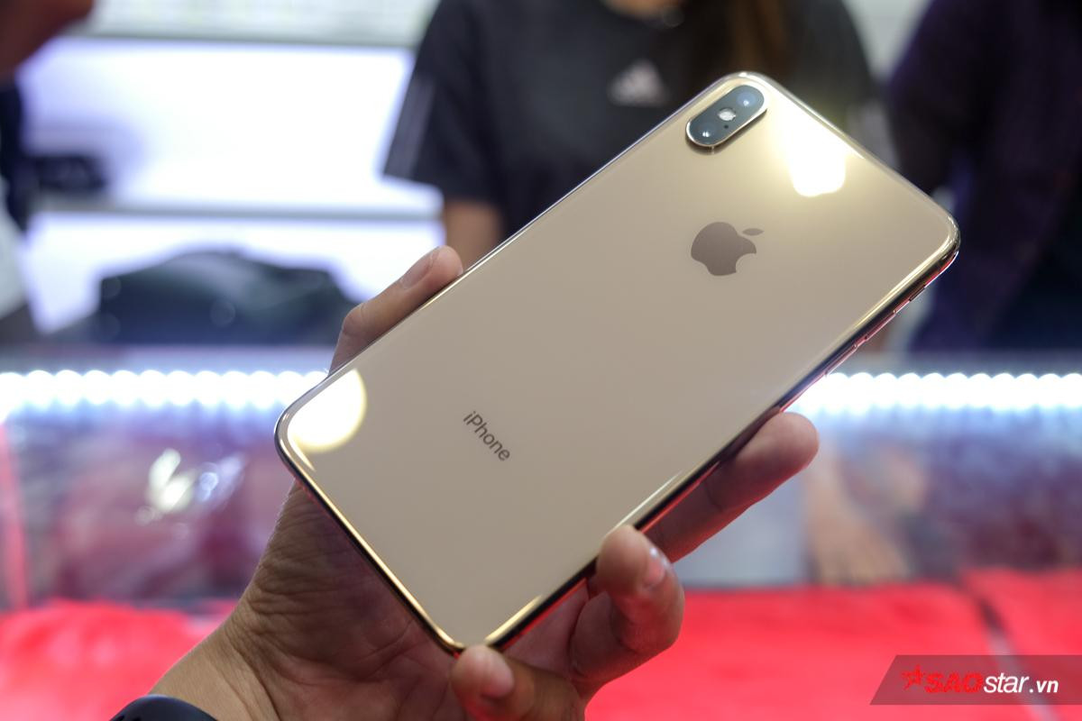 Cận cảnh iPhone Xs Max vàng đầu tiên tại Việt Nam, giá lên tới 79 triệu đồng Ảnh 3