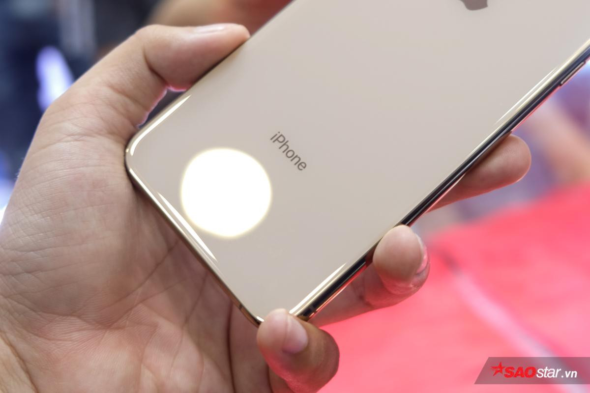 Cận cảnh iPhone Xs Max vàng đầu tiên tại Việt Nam, giá lên tới 79 triệu đồng Ảnh 12