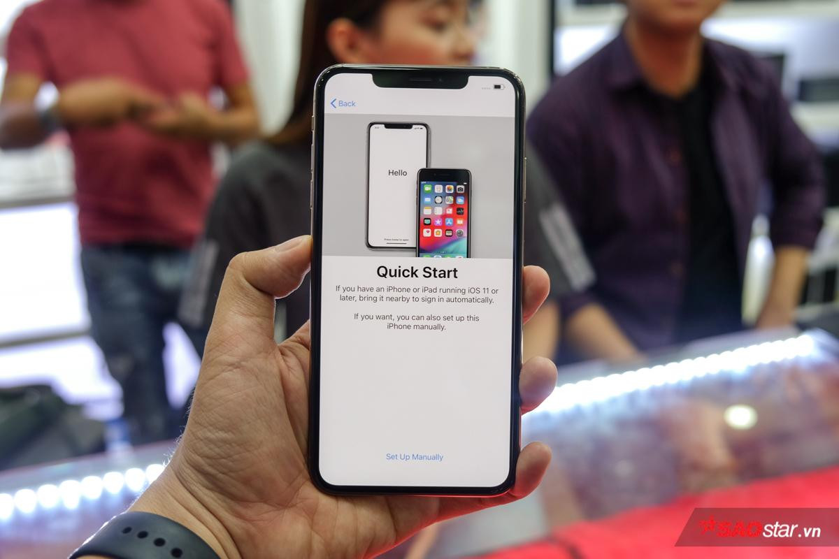 Cận cảnh iPhone Xs Max vàng đầu tiên tại Việt Nam, giá lên tới 79 triệu đồng Ảnh 6