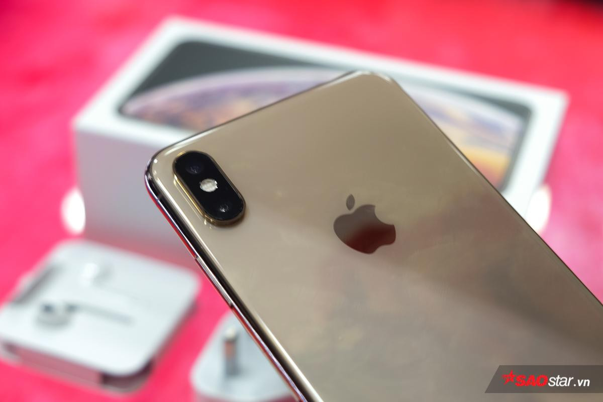 Cận cảnh iPhone Xs Max vàng đầu tiên tại Việt Nam, giá lên tới 79 triệu đồng Ảnh 11