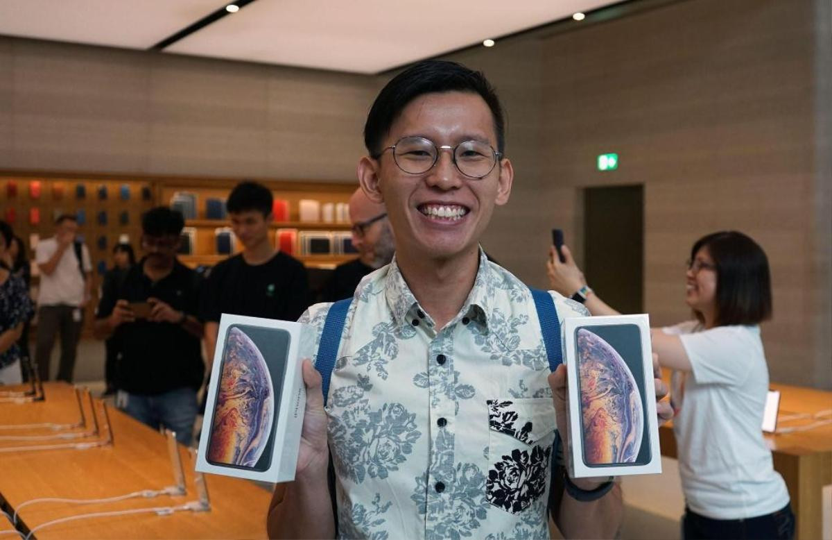 Đến hẹn lại lên, iFan nô nức đi mua iPhone Xs trong ngày mở bán đầu tiên Ảnh 14