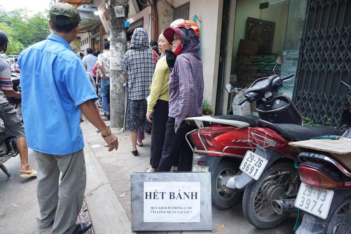 Ông lão 'khai sinh' tiệm bánh trung thu Bảo Phương tiết lộ 3 bí kiếp khiến năm nào khách cũng xếp hàng dài chờ đợi trong vui vẻ Ảnh 4