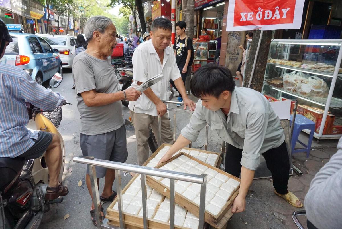 Ông lão 'khai sinh' tiệm bánh trung thu Bảo Phương tiết lộ 3 bí kiếp khiến năm nào khách cũng xếp hàng dài chờ đợi trong vui vẻ Ảnh 12