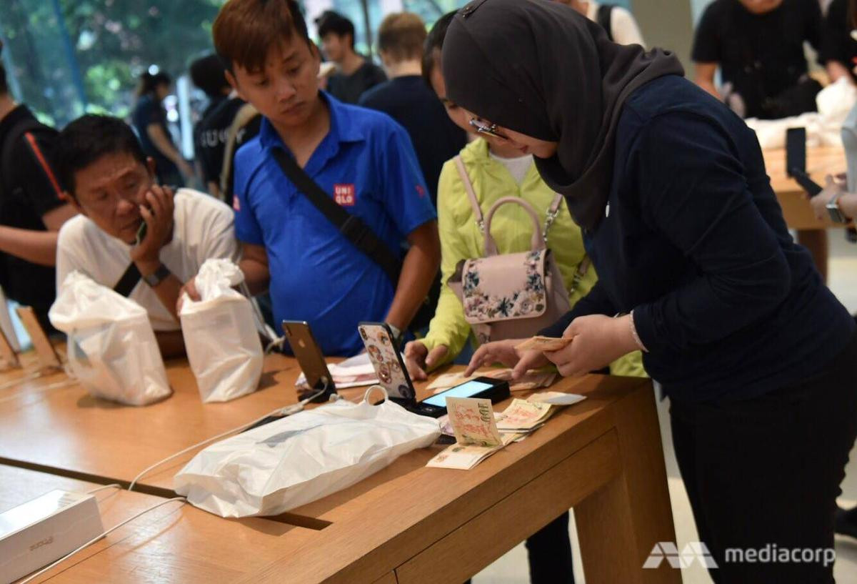 Anh chàng Việt Nam đội mưa và xếp hàng 24 tiếng để mua iPhone Xs lên báo nước ngoài Ảnh 5