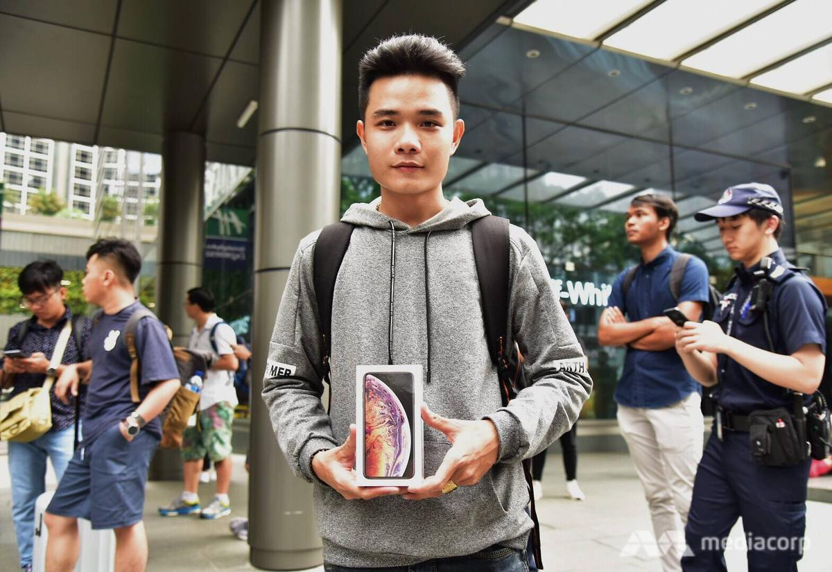 Anh chàng Việt Nam đội mưa và xếp hàng 24 tiếng để mua iPhone Xs lên báo nước ngoài Ảnh 1