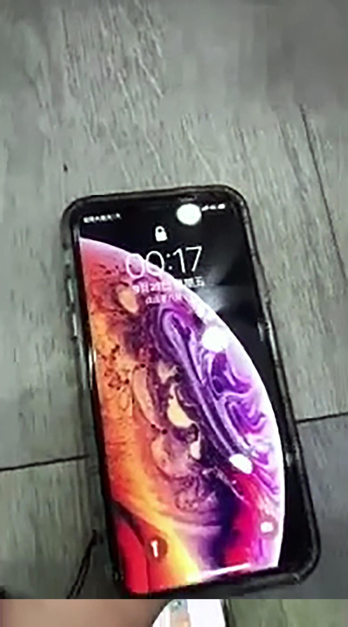 Mới mua chưa cầm nóng tay, anh chàng đã phải khóc thét vì làm rơi nát bét iPhone Xs Max Ảnh 1