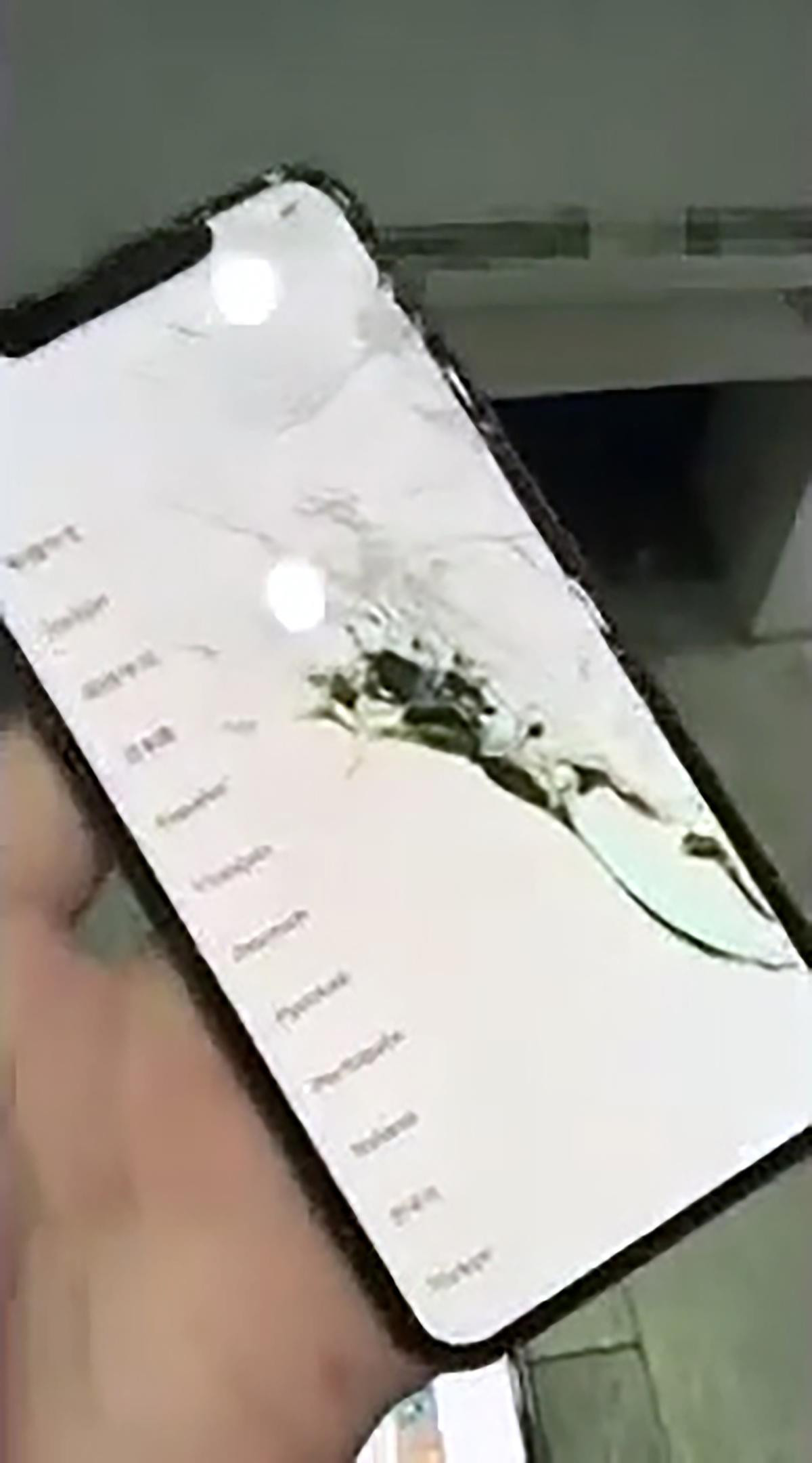 Mới mua chưa cầm nóng tay, anh chàng đã phải khóc thét vì làm rơi nát bét iPhone Xs Max Ảnh 2