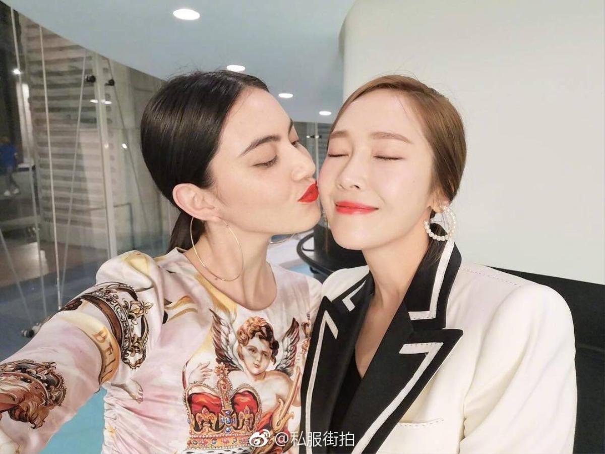 Tuần lễ thời trang Milan ngày 4: Chị em Jessica - Krystal toả sáng bên ‘ma nữ Thái’ Mai Davika Ảnh 1