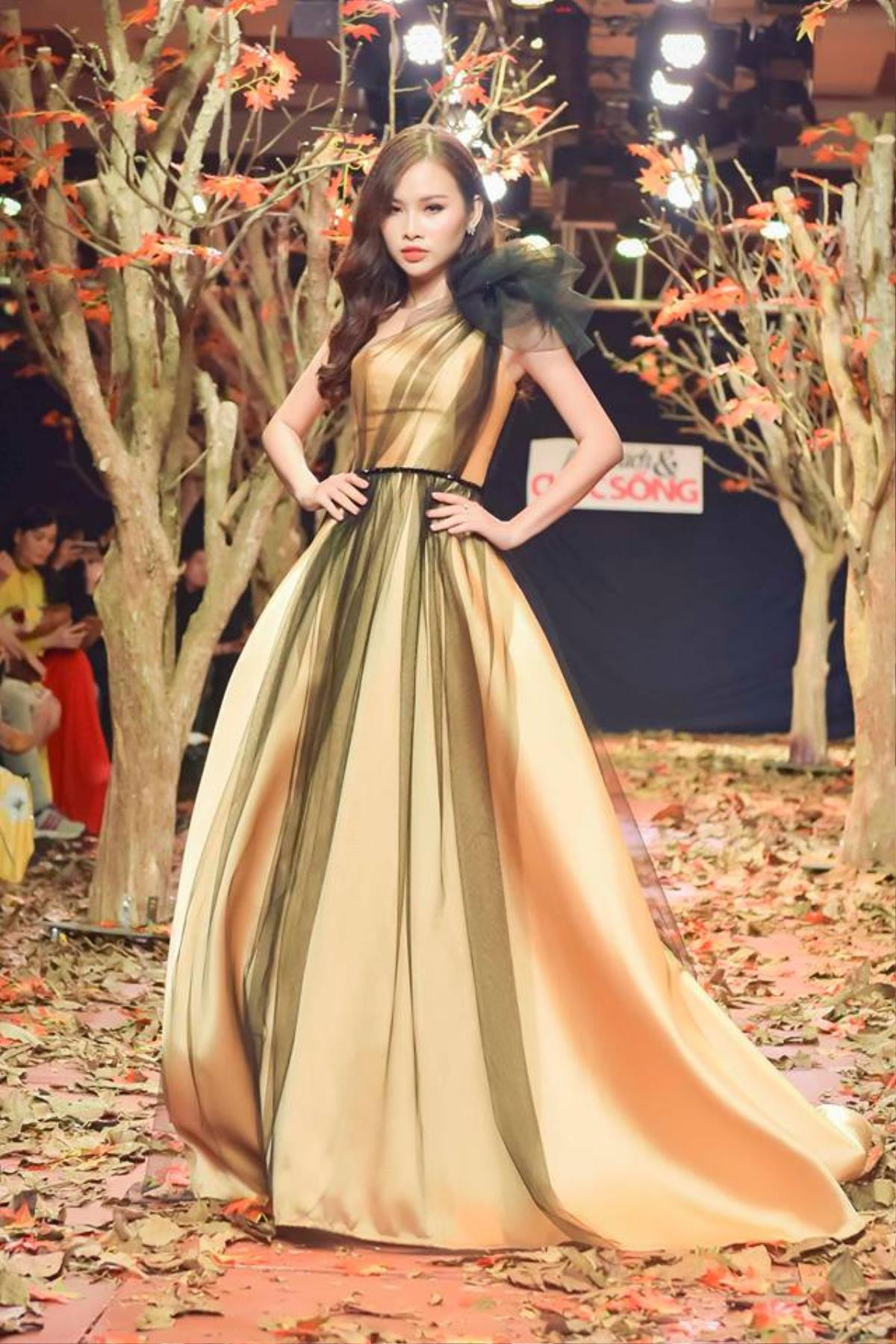 Á hậu Thanh Trang làm vedette trên sàn catwalk ngập lá mùa thu Ảnh 5