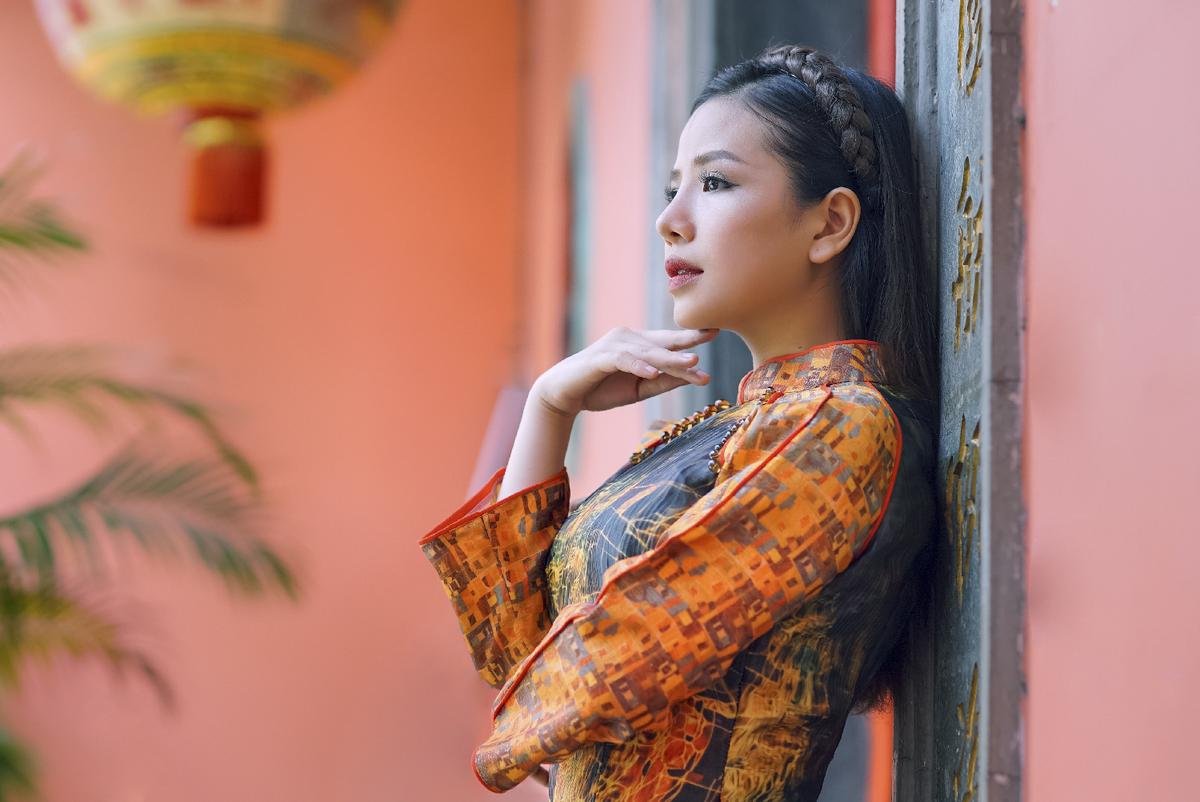 Á quân Thần tượng Bolero 2018 - Thúy Anh đẹp sắc sảo khi dạo phố Trung thu Ảnh 8