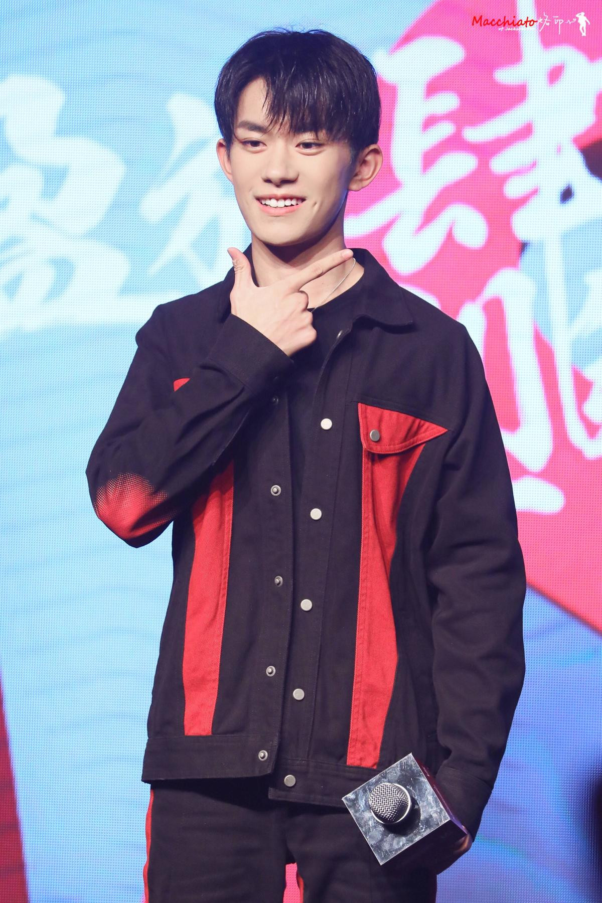 Đứng tim trước nụ cười tắt nắng của Dịch Dương Thiên Tỉ (TFBOYS) Ảnh 21