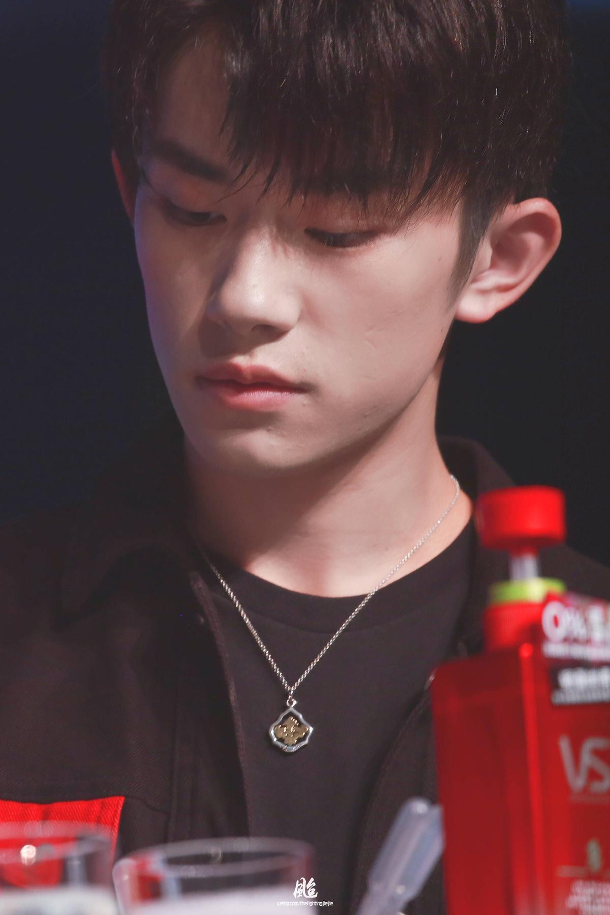 Đứng tim trước nụ cười tắt nắng của Dịch Dương Thiên Tỉ (TFBOYS) Ảnh 33