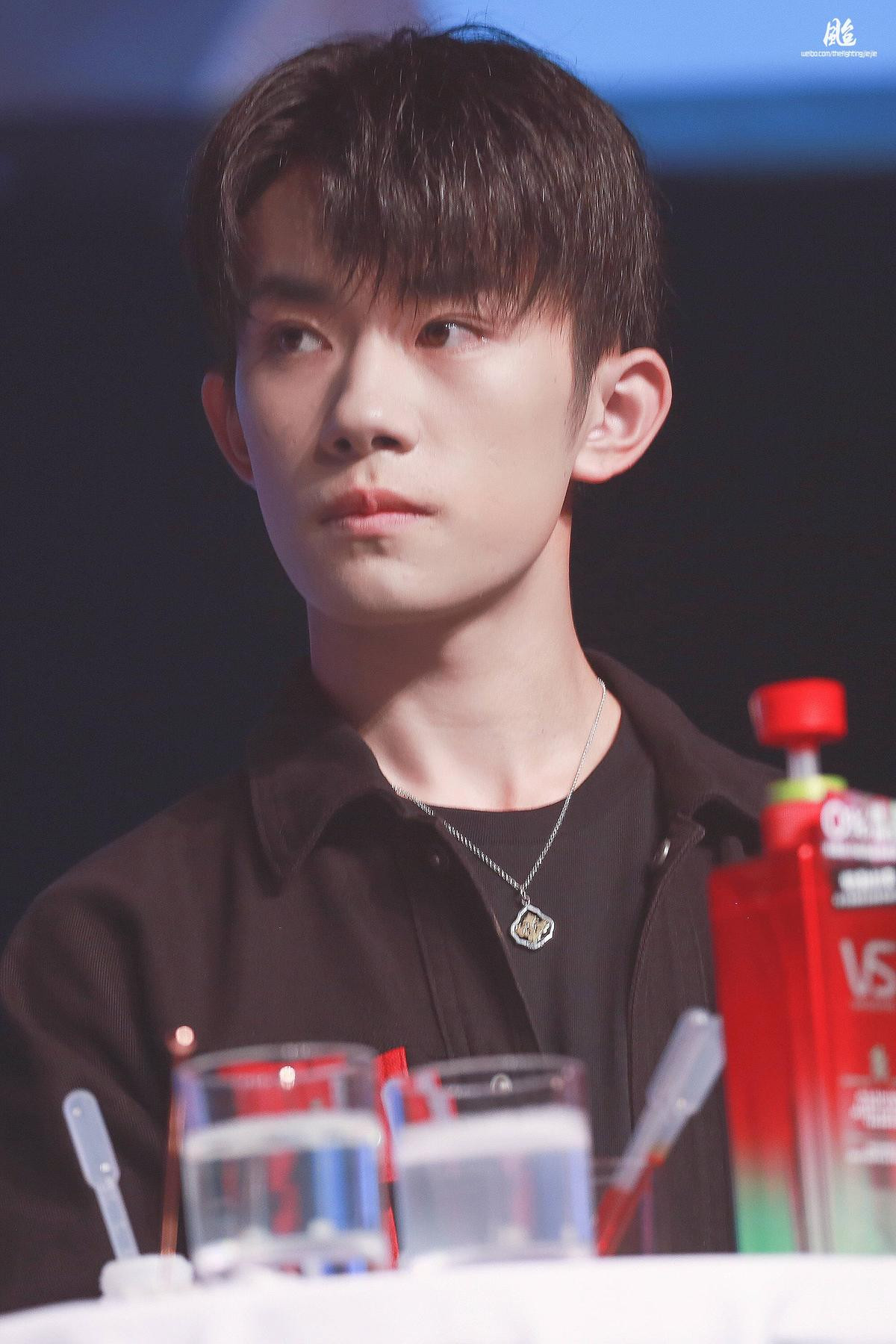 Đứng tim trước nụ cười tắt nắng của Dịch Dương Thiên Tỉ (TFBOYS) Ảnh 31