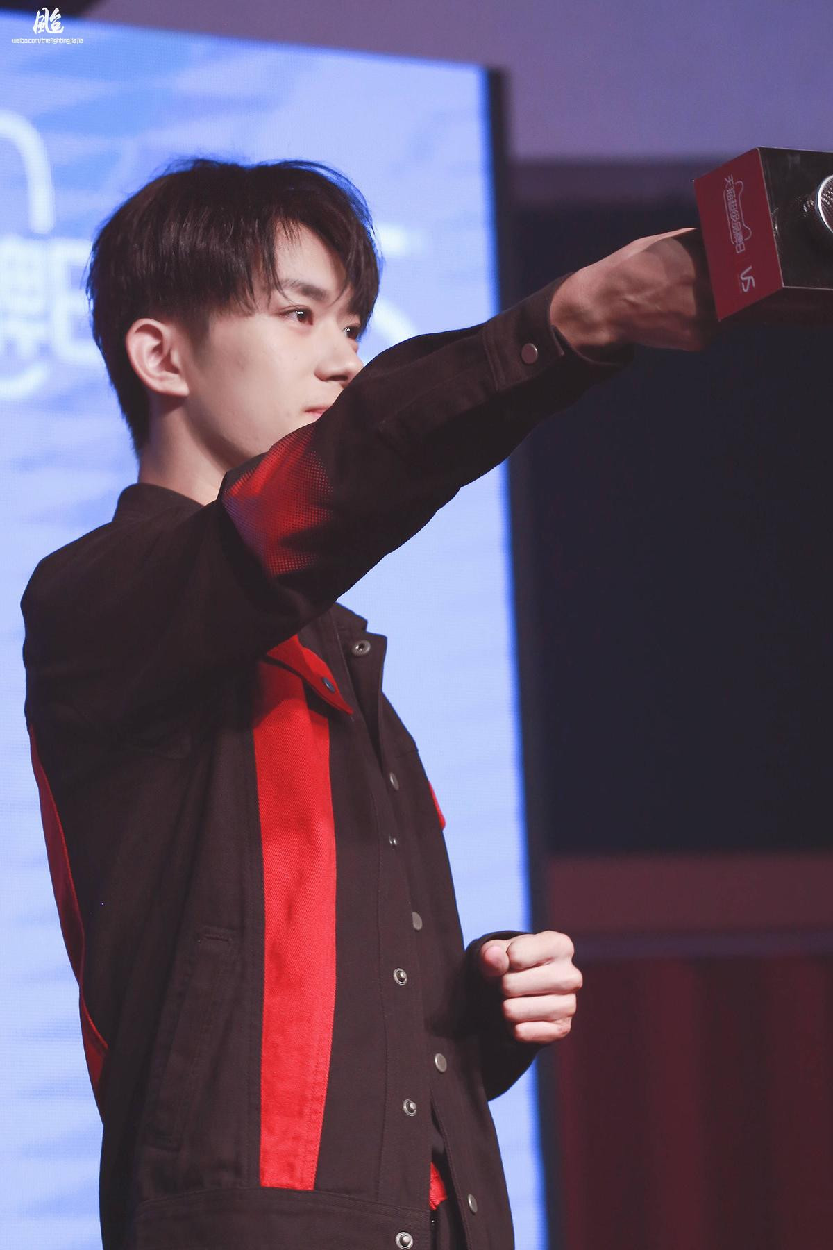 Đứng tim trước nụ cười tắt nắng của Dịch Dương Thiên Tỉ (TFBOYS) Ảnh 12