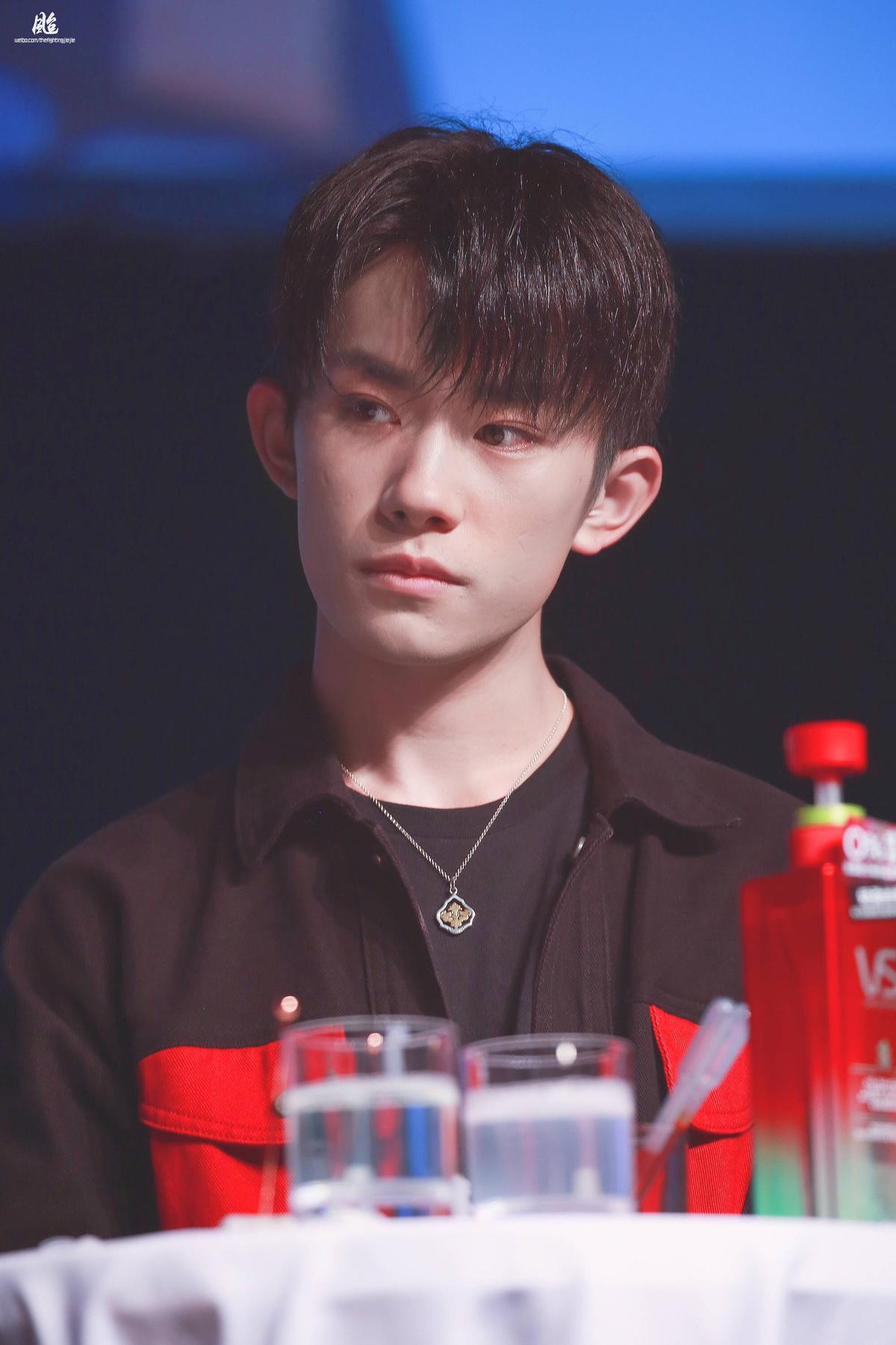 Đứng tim trước nụ cười tắt nắng của Dịch Dương Thiên Tỉ (TFBOYS) Ảnh 29