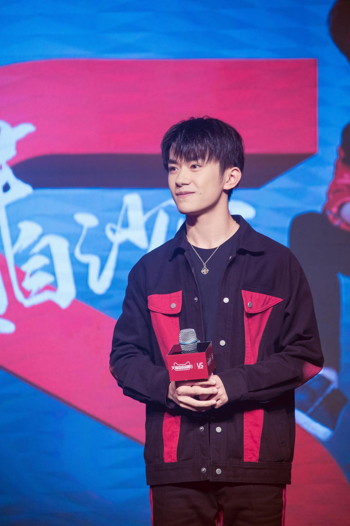 Đứng tim trước nụ cười tắt nắng của Dịch Dương Thiên Tỉ (TFBOYS) Ảnh 5