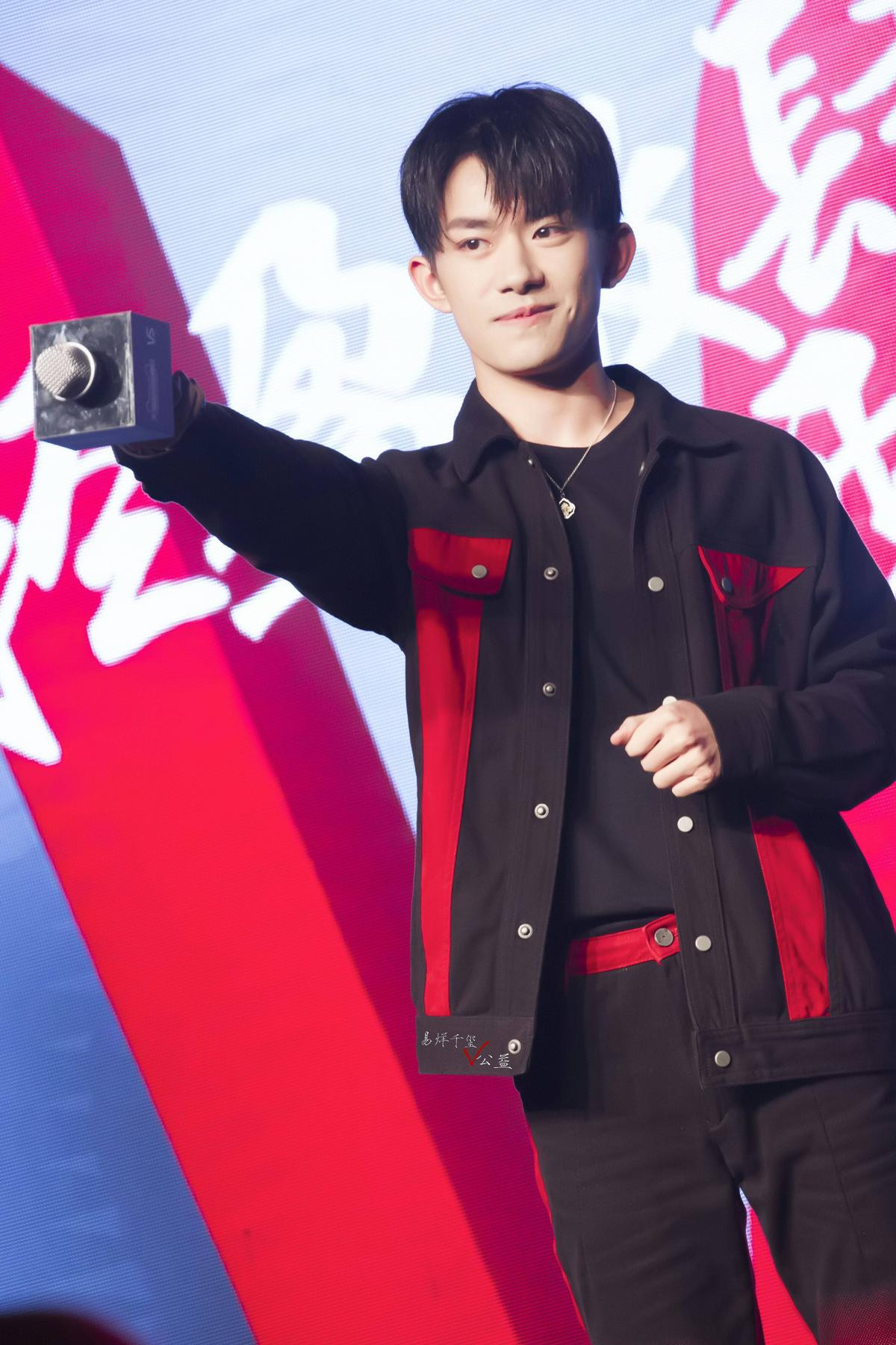 Đứng tim trước nụ cười tắt nắng của Dịch Dương Thiên Tỉ (TFBOYS) Ảnh 13