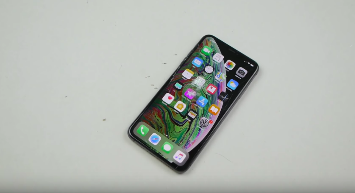 Thử độ bền iPhone Xs Max bằng dao và búa, kết quả sẽ làm bạn sửng sốt Ảnh 2