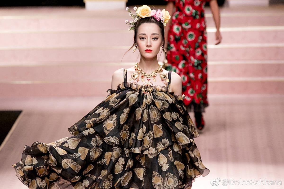 Tuần lễ thời trang Milan ngày 5: Jessica, Địch Lệ Nhiệt Ba cùng Mai Davika gây 'sốt' trên sàn catwalk Ảnh 10