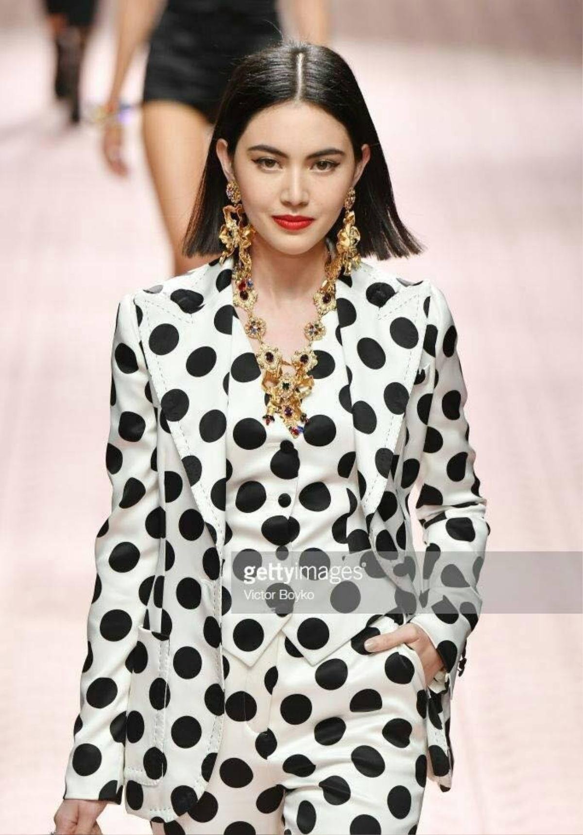 'Ma nữ Thái Lan' Mai Davika được netizen xứ Trung khen ngợi hết lời sau khi catwalk tại Milan Fashion Week Ảnh 3